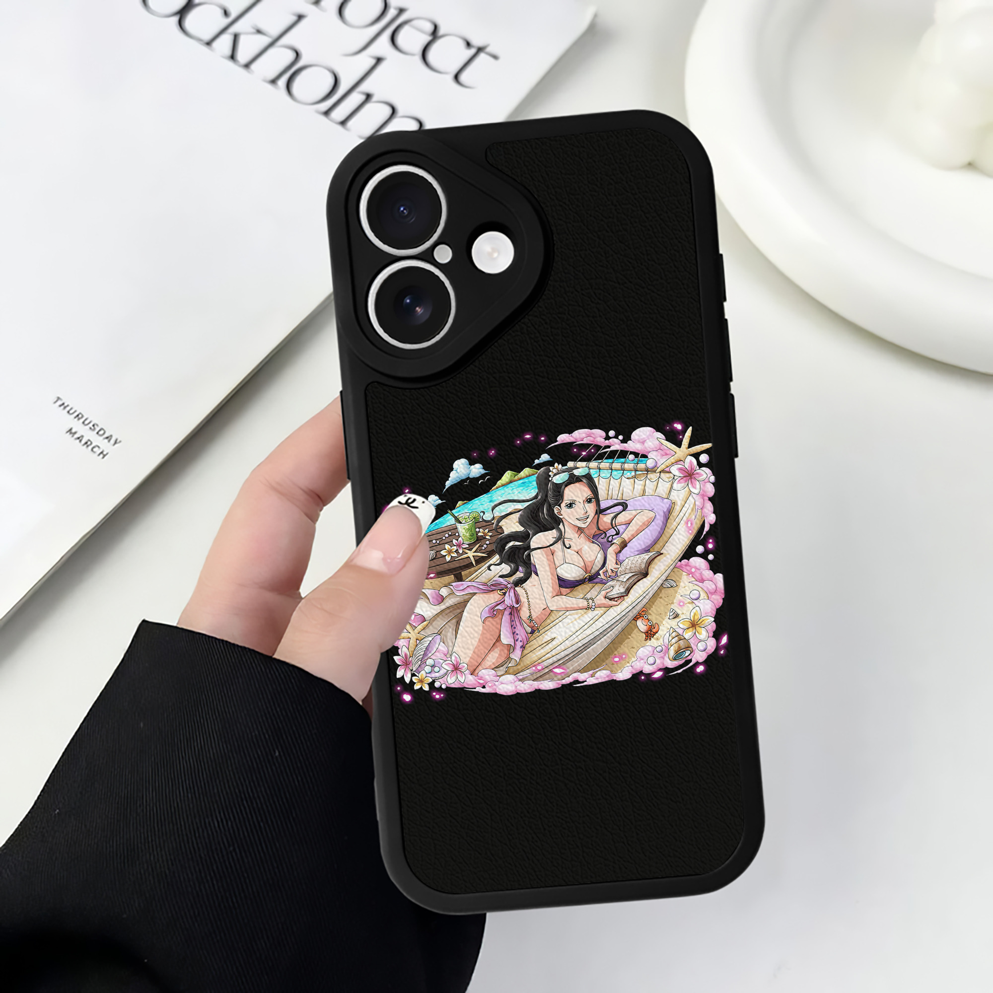 （画像用） ワンピース ニコ・ロビン ONE PIECE Nico Robin 【iPhone 16シリーズ対応】シリコンスマホケース（レザー調） 材質：シリコン